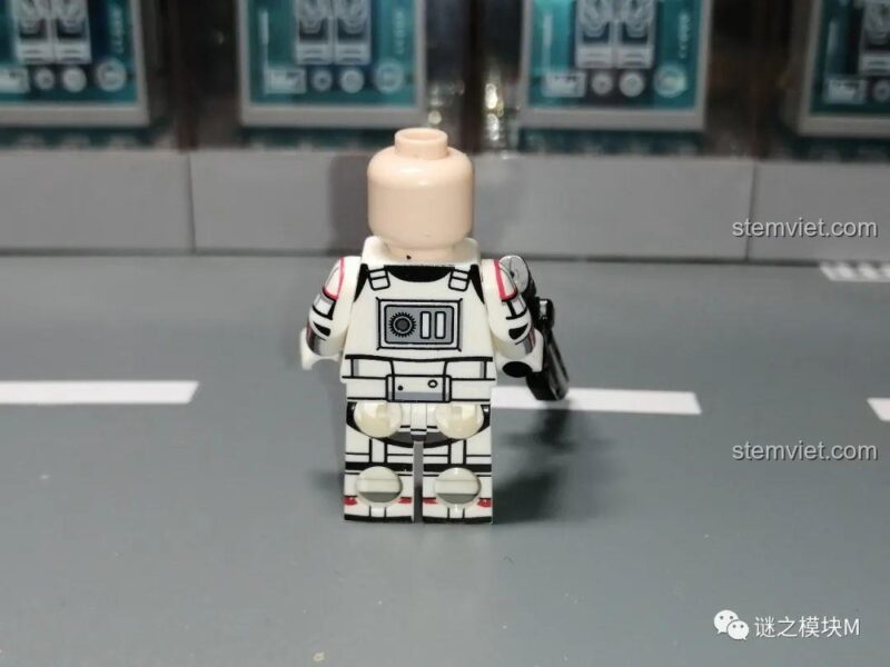 Minifigure Incinerator Stormtrooper XINH X0307 nhìn từ bên cạnh, đồ chơi mô hình Star Wars với thiết kế độc đáo.