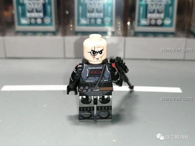 Minifigure Crosshair XINH X0307 nhìn từ bên cạnh, chi tiết giáp và súng ngắm, bộ lắp ghép cho bé trai 8 tuổi.