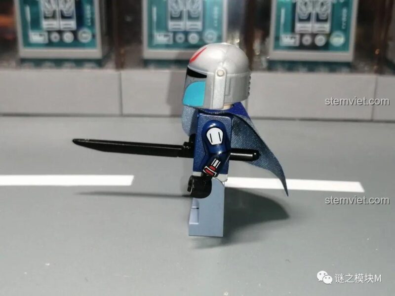 Minifigure Vizsla XINH X0307, với áo giáp Mandalorian và kiếm đen, bộ đồ chơi Vizsla độc đáo.