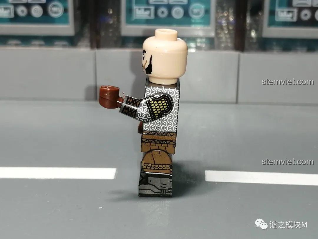 Cận cảnh áo giáp loại 2 của minifigure chiến binh người lùn XINH X0314 với họa tiết chiến đấu.