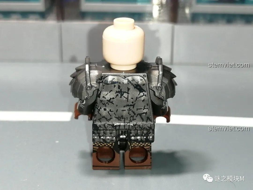 Cận cảnh khiên loại 1 của minifigure chiến binh người lùn XINH X0314 với họa tiết khắc nổi.