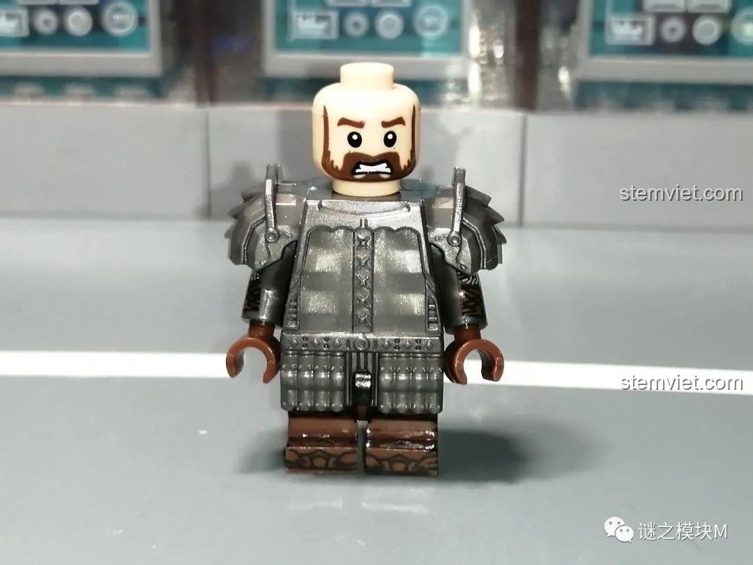 Cận cảnh khiên loại 2 của minifigure chiến binh người lùn XINH X0314 với vết máu giả.