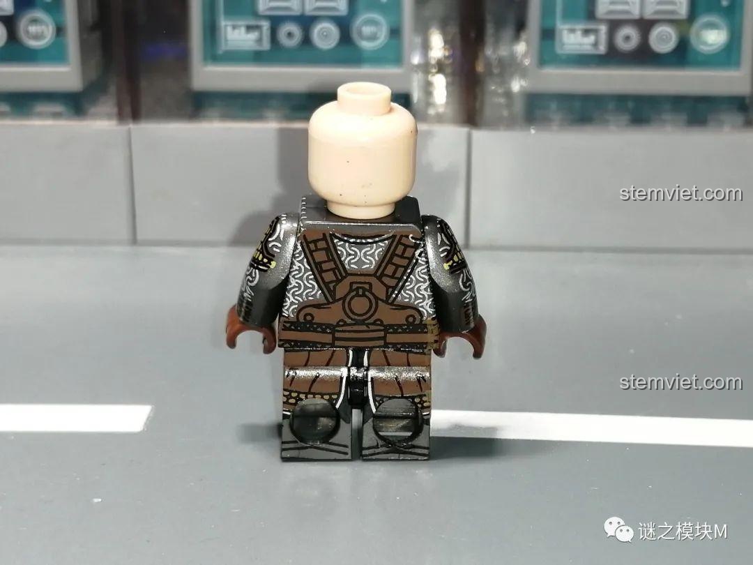 Cận cảnh mũ giáp của minifigure chiến binh người lùn XINH X0314, thiết kế đơn giản nhưng hiệu quả.