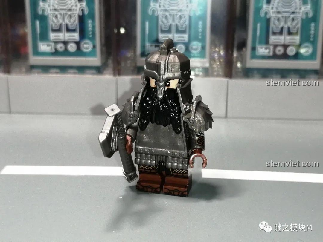 Cận cảnh thân in mẫu A của minifigure chiến binh người lùn XINH X0314, chi tiết áo giáp và râu.