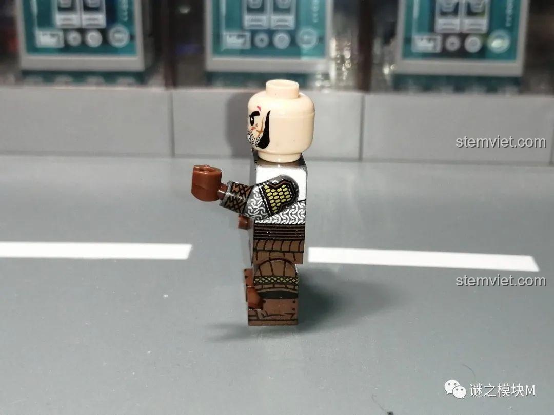 Mặt bên thân in mẫu B của minifigure chiến binh người lùn XINH X0314.