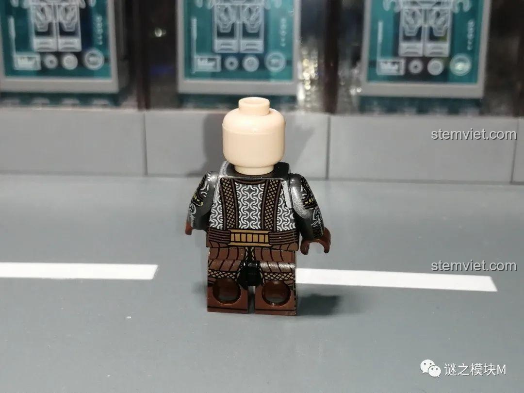 Mặt sau thân in mẫu B của minifigure chiến binh người lùn XINH X0314.