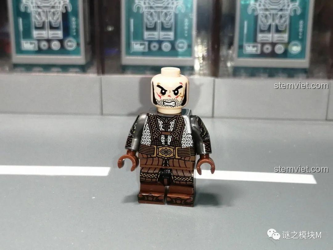 Cận cảnh thân in mẫu B của minifigure chiến binh người lùn XINH X0314, chi tiết áo giáp.