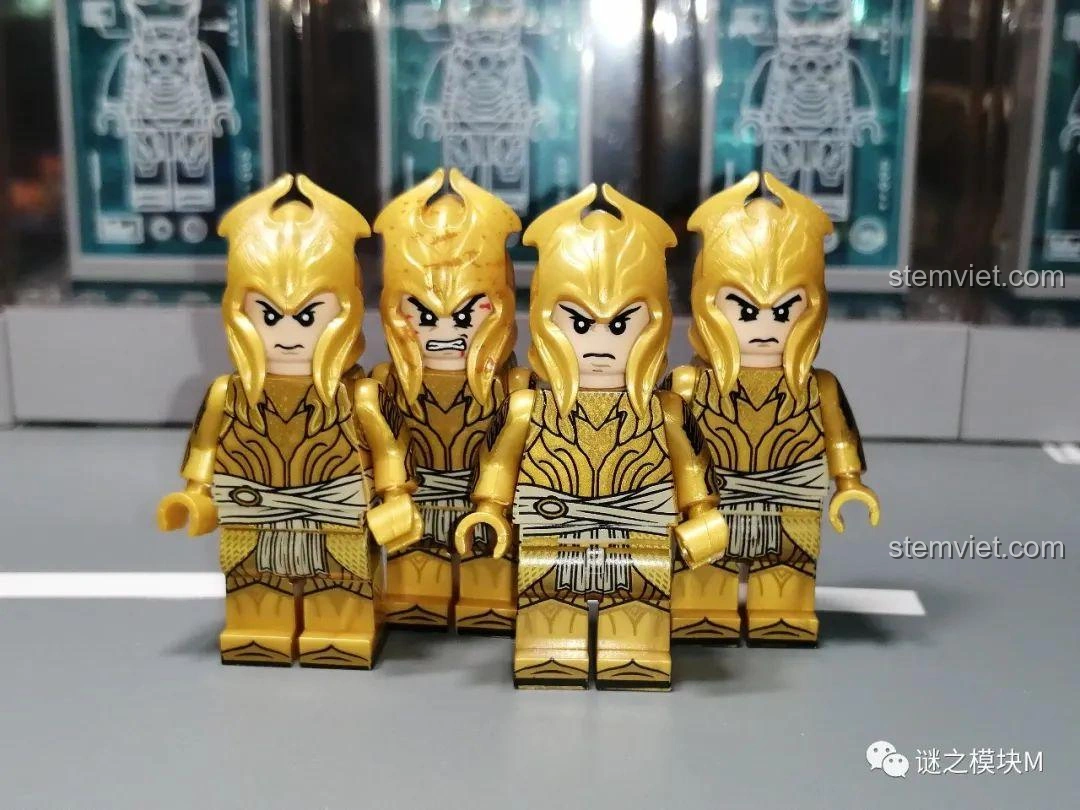 Bốn minifigure Lính Gác Tinh Linh XINH X0315-XH1725 với mũ giáp vàng và các biểu cảm khác nhau, kiểu in A.