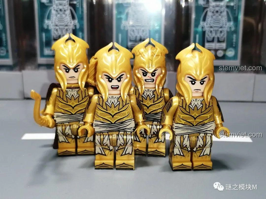 Bốn minifigure Lính Gác Tinh Linh XINH X0315-XH1729 với mũ giáp vàng và các biểu cảm khác nhau, kiểu in B.