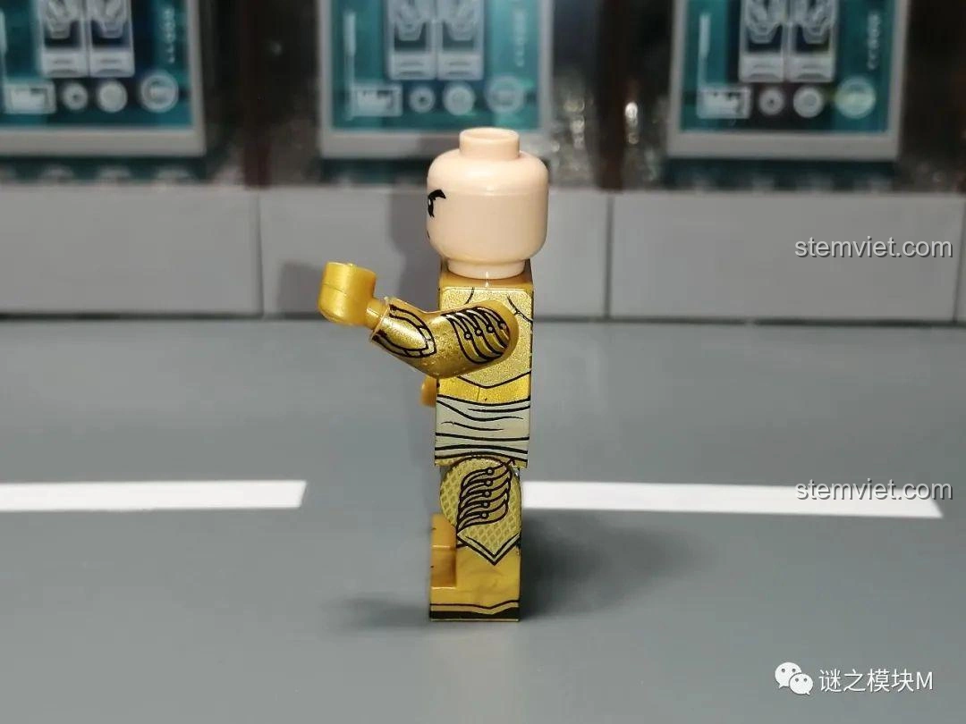 Minifigure Tinh Linh XINH X0315-XH1723 nhìn từ mặt bên, thể hiện chi tiết in ấn hông và tay áo kiểu A.