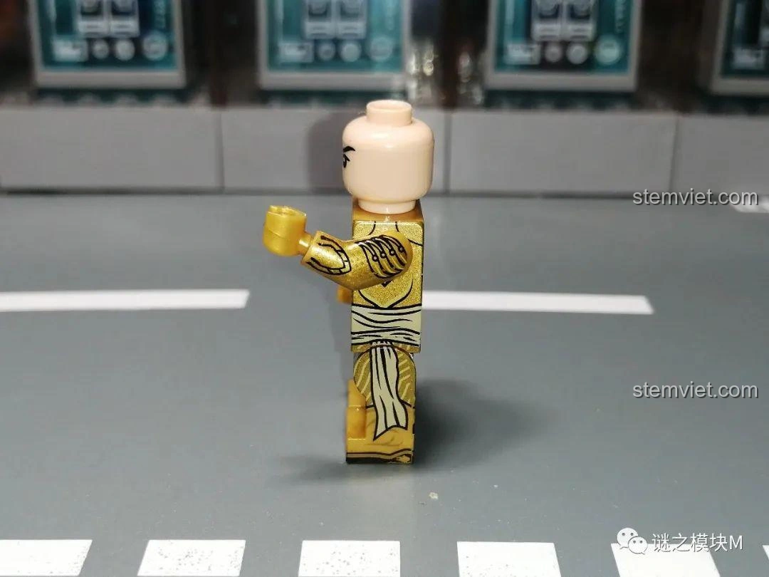 Minifigure Tinh Linh XINH X0315-XH1727 nhìn từ mặt bên, thể hiện chi tiết in ấn hông và tay áo kiểu B.