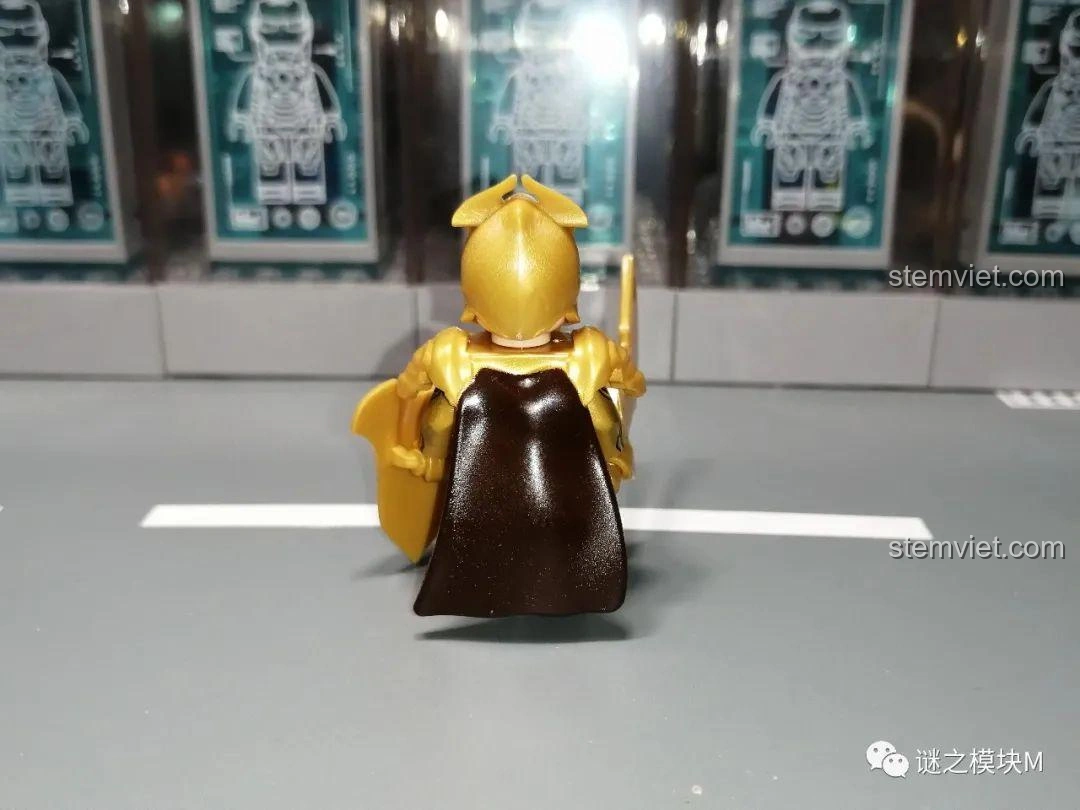 Mặt sau của minifigure Lính Gác Tinh Linh XINH X0315-XH1723 với áo giáp và áo choàng nâu liền khối.