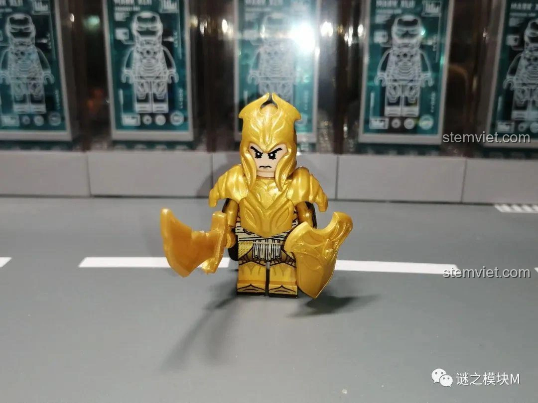 Minifigure Lính Gác Tinh Linh XINH X0315-XH1722 trang bị áo giáp vàng liền áo choàng và vũ khí, sẵn sàng chiến đấu.