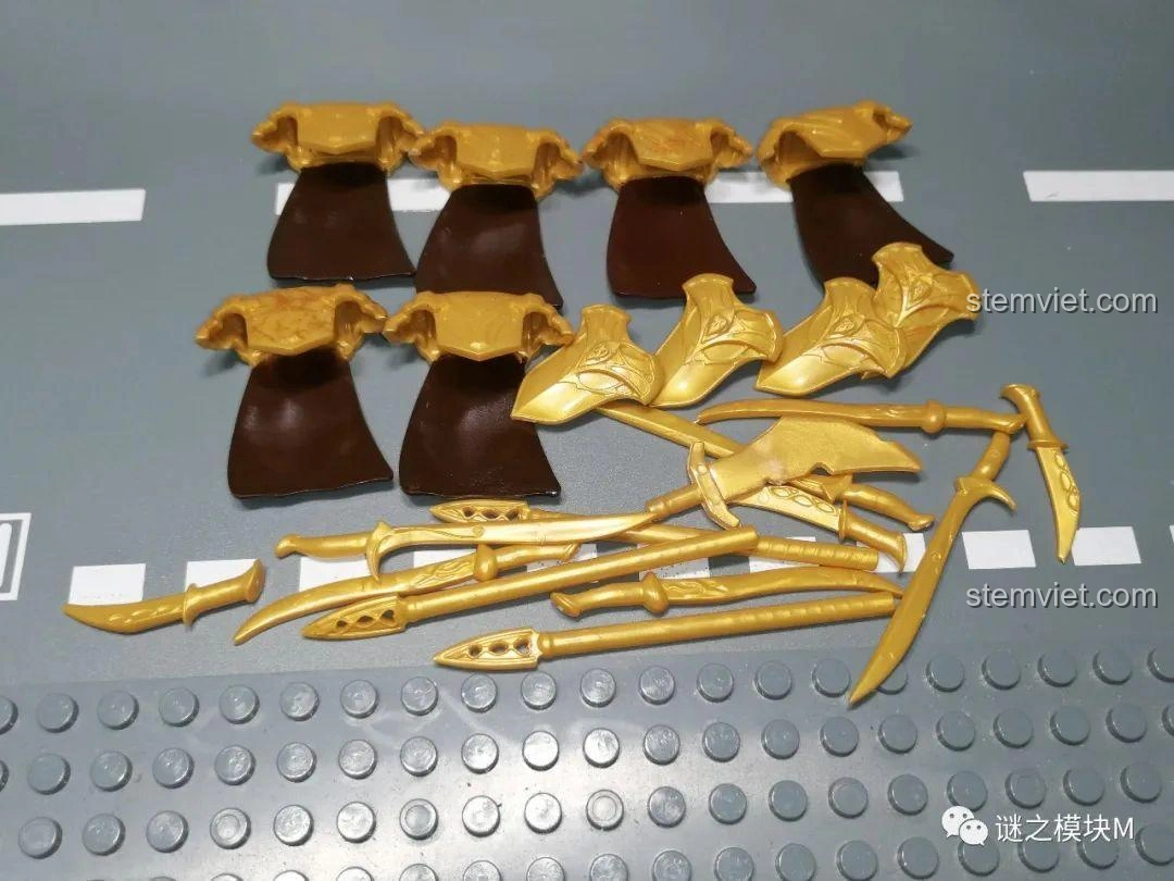 Bộ sưu tập phụ kiện đa dạng của XINH X0315 bao gồm 7 bộ giáp vàng và nhiều loại vũ khí như kiếm, cung, giáo, khiên.