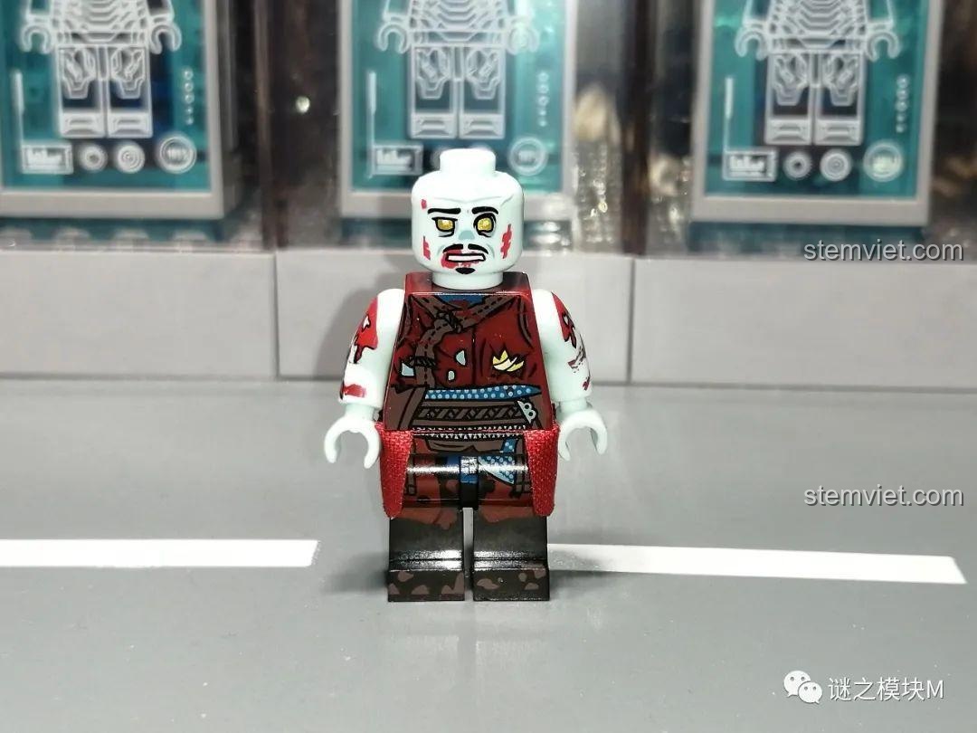 Mặt sau minifigure Captain America Zombie từ bộ đồ chơi XINH X0325, chi tiết in ấn sắc nét, chất lượng cao, phù hợp bé trai 8 tuổi.