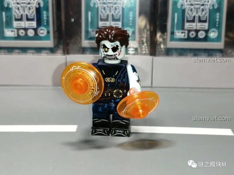 Mặt sau minifigure Doctor Strange Zombie từ bộ đồ chơi XINH X0325, chi tiết in ấn sắc nét, chất lượng cao, phù hợp bé trai 8 tuổi.