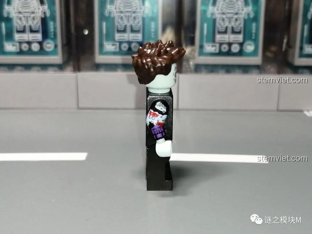 Chi tiết chân minifigure Wong Zombie từ bộ đồ chơi XINH X0325, in ấn tỉ mỉ, chất lượng cao, phù hợp bé trai 8 tuổi.