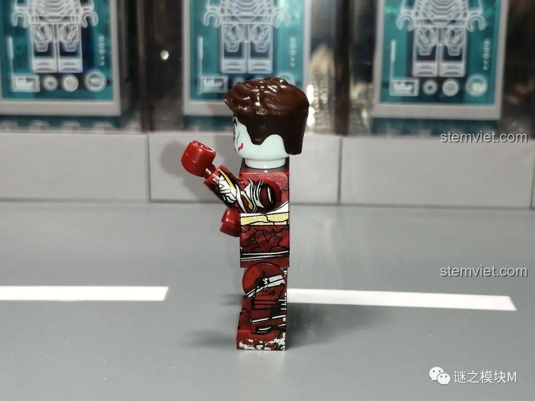 Chi tiết cánh tay minifigure Scarlet Witch Zombie từ bộ đồ chơi XINH X0325, thể hiện rõ thiết kế zombie, chất lượng cao.