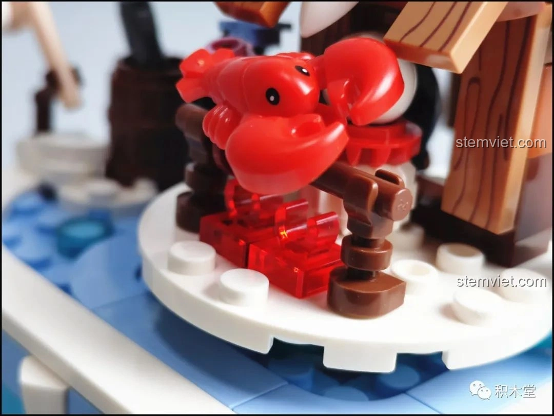 Cận cảnh chiếc xô gỗ và cần câu cá trong bộ lắp ráp Pantasy Joyside 61001 cảnh quan tuyết.