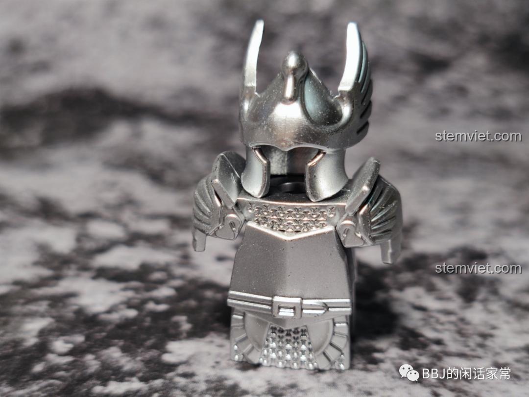 Minifigure XP 394 Người thổi kèn với kèn và biểu cảm hài hước.