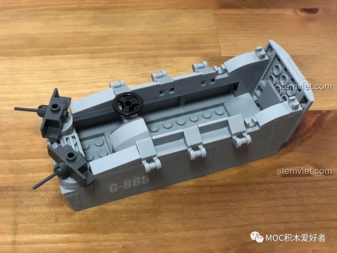 Xuồng đổ bộ hoàn chỉnh với súng máy và vô lăng trong bộ xếp hình Căn cứ quân Đức ở Normandy.