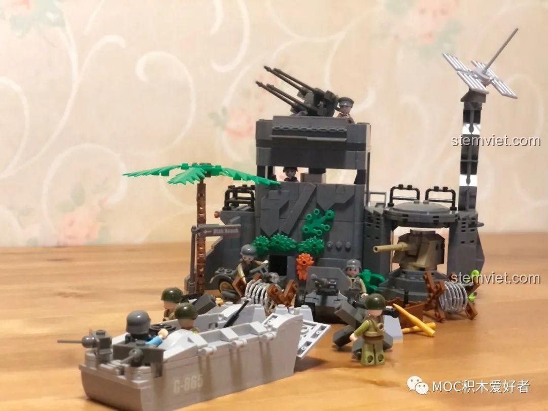 Cảnh xuồng đổ bộ của quân Đồng Minh tiếp cận bờ biển trong bộ đánh giá Sluban 0861 Trận chiến bãi biển Utah.