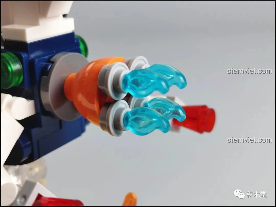 Cận cảnh cây xương rồng đeo kính râm và đội mũ hoa trong bộ lắp ráp Pantasy Joyside 61002 cảnh quan sa mạc.