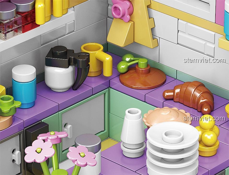 Chi tiết các phụ kiện bếp trong bộ lắp ghép Góc Bếp Ấm Cúng Mini Zhe Gao 00870, bao gồm ly, chai lọ, bánh mì, thể hiện độ chi tiết cao.
