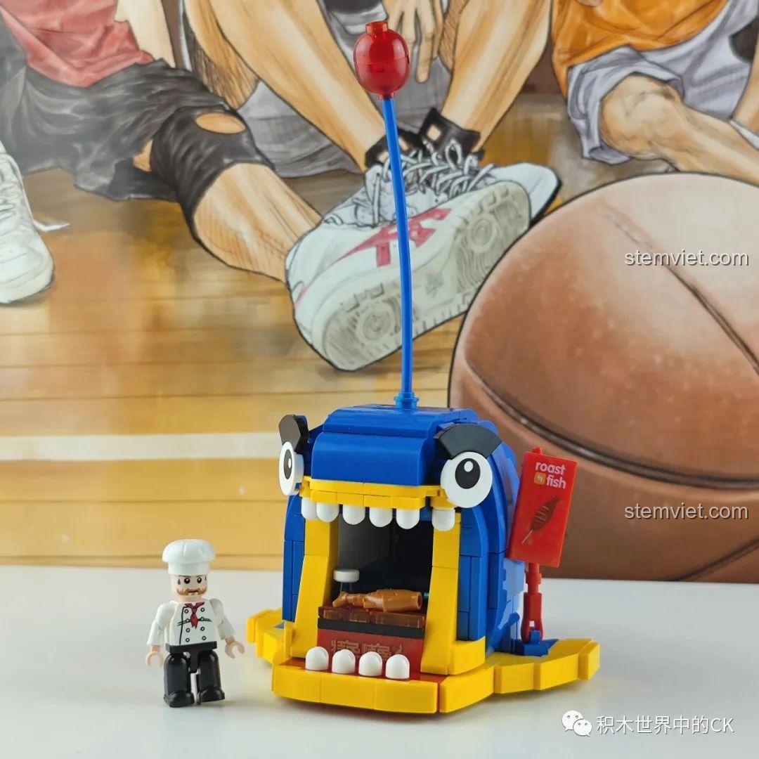 Mô hình cửa hàng cá nướng Zhe Gao CW6001 đã lắp ráp, có minifigure đầu bếp, thể hiện kích thước thực tế, phù hợp bé 6 tuổi.