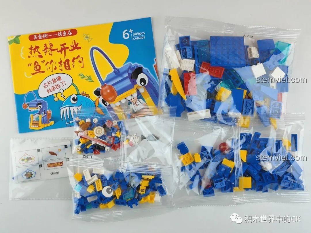 Các mảnh ghép và sách hướng dẫn của bộ đồ chơi Zhe Gao CW6001, giúp bé dễ dàng lắp ráp mô hình cửa hàng ẩm thực.