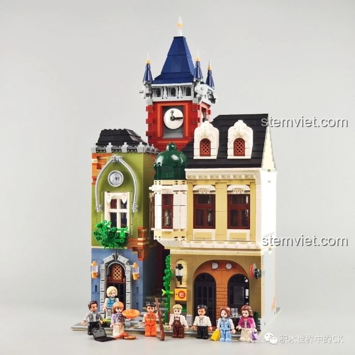 Mô hình lắp ráp Zhe Gao QL0924 Quán Rượu Cổ hoàn chỉnh với 8 minifigures đứng phía trước, thể hiện một góc phố châu Âu cổ kính.