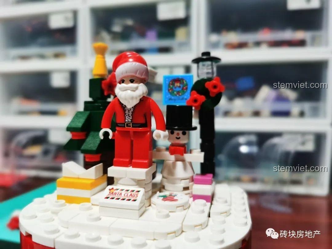 Quả cầu tuyết Giáng Sinh đồ chơi xây dựng, chuẩn bị lắp đặt mái vòm trong suốt, hoàn thiện mô hình, cho bé 6 tuổi.