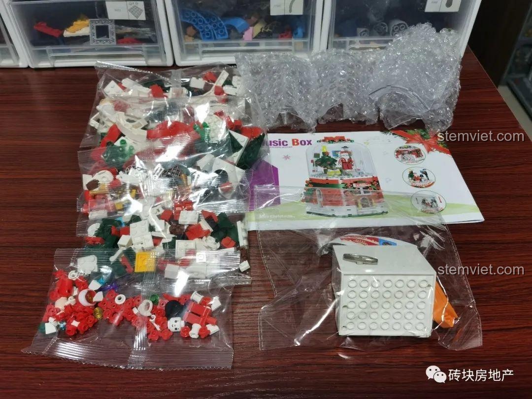 đồ chơi mô hình Quả cầu tuyết Giáng Sinh, tấm decal dán trang trí, chi tiết sắc nét, phù hợp cho bé 6 tuổi.