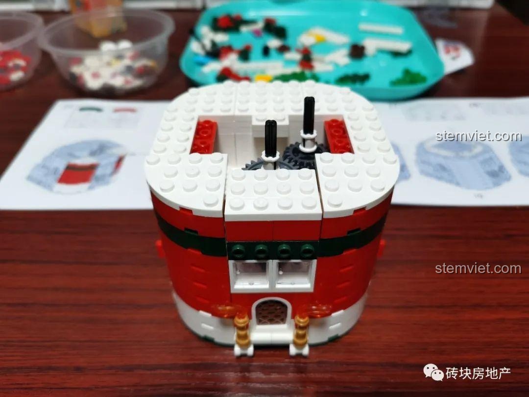 Quả cầu tuyết Merry Christmas QL 0981, phần đế đã hoàn thiện, sẵn sàng cho các nhân vật, cho bé 6 tuổi.