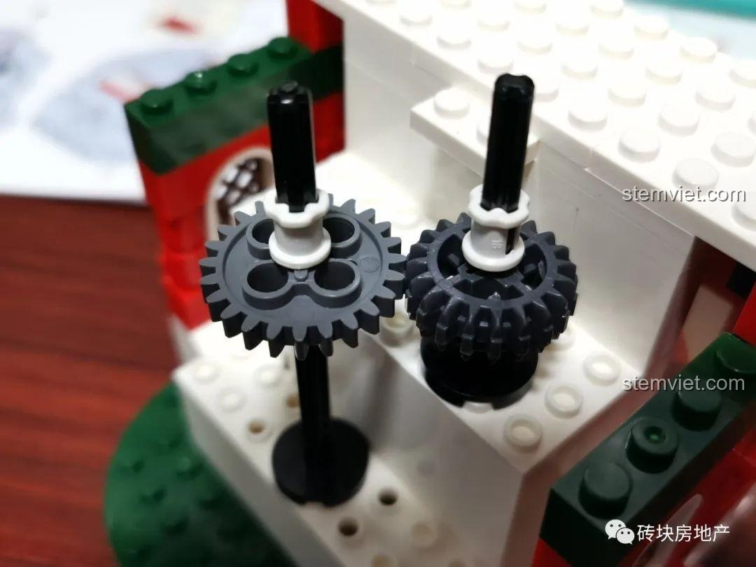 Hộp nhạc Merry Christmas đồ chơi mô hình, lắp đặt tấm nền phía trên, chuẩn bị cho các chi tiết trang trí, cho bé 6 tuổi.