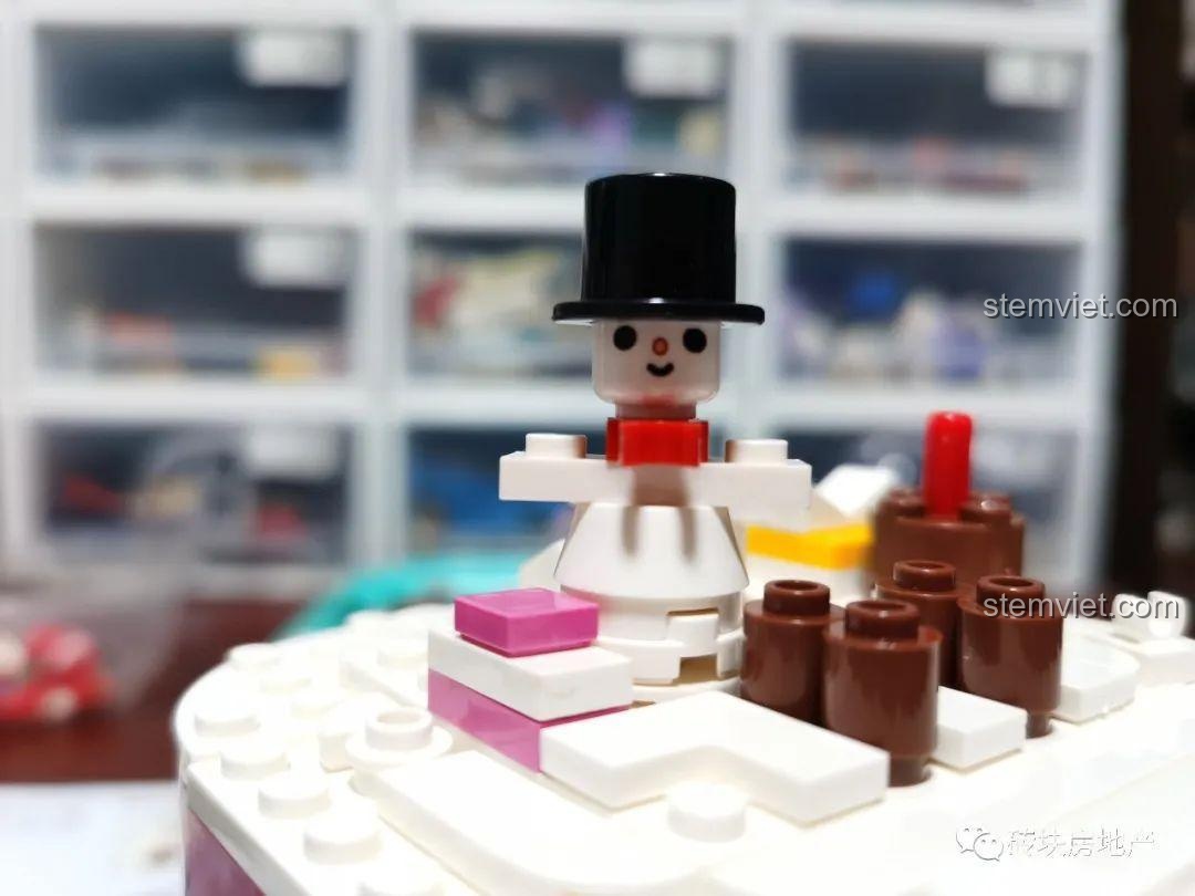 đồ chơi lắp ráp Hộp nhạc Merry Christmas, minifigure ông già Noel và người tuyết, biểu tượng Giáng Sinh, cho bé 6 tuổi.