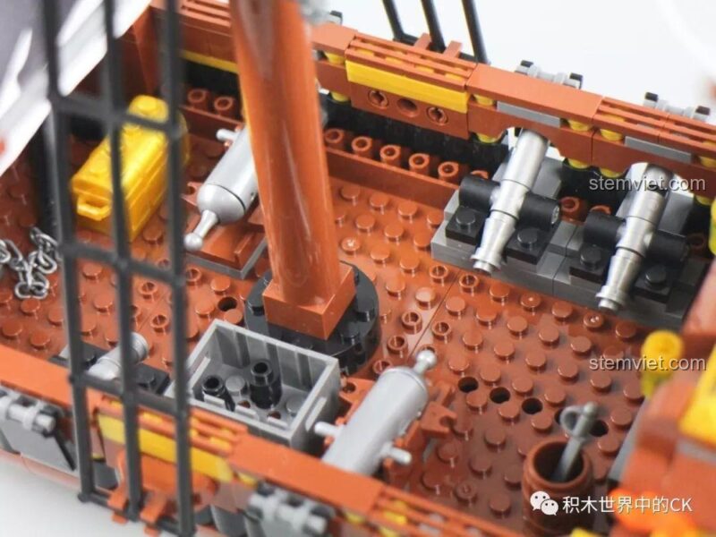 Chi tiết bên hông tàu của Bộ lắp ráp Zhe Gao QL1800 Tàu Hải Tặc Thần Bão Tố, với các cửa pháo có thể mở