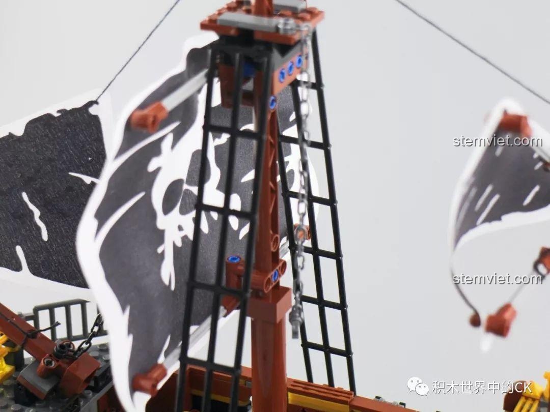 Cận cảnh bánh lái và các chi tiết trang trí ở đuôi mô hình đồ chơi lắp ghép Tàu Hải Tặc Zhe Gao QL1800.