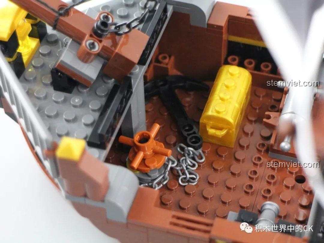 Góc nhìn chi tiết boong tàu của mô hình đồ chơi lắp ghép Tàu Hải Tặc Zhe Gao QL1800, với các khẩu pháo và sàn tàu.