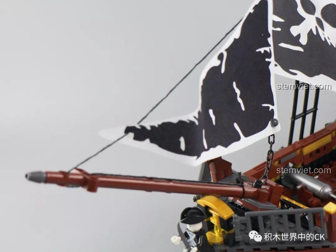 Boong tàu của bộ đồ chơi xếp hình Tàu Hải Tặc Zhe Gao QL1800, với rương kho báu và neo tàu.