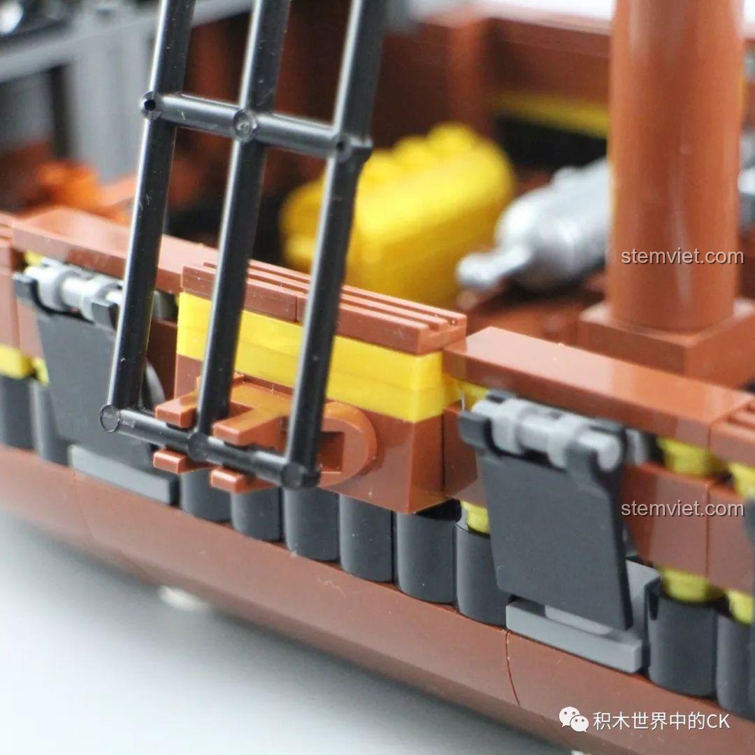 Cận cảnh cánh buồm chính của bộ lắp ghép Tàu Hải Tặc Zhe Gao QL1800 với biểu tượng đầu lâu xương chéo.