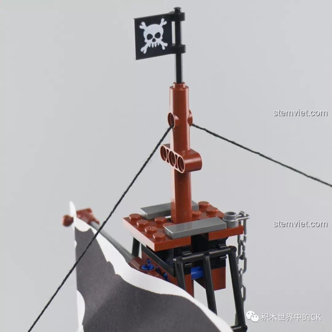 Cận cảnh cánh buồm phụ của bộ đồ chơi xếp hình Tàu Hải Tặc Zhe Gao QL1800, với thiết kế rách rưới độc đáo.