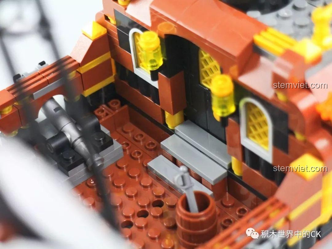 Lá cờ đầu lâu xương chéo trên đỉnh cột buồm của mô hình đồ chơi xếp hình Tàu Hải Tặc Zhe Gao QL1800.