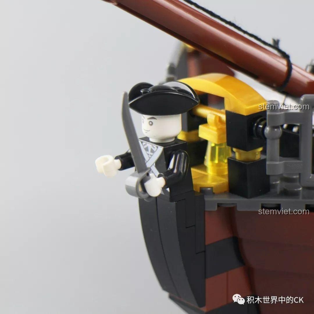 Cận cảnh cột buồm và dây thừng của mô hình đồ chơi lắp ghép Tàu Hải Tặc Zhe Gao QL1800, với các chi tiết móc nối.