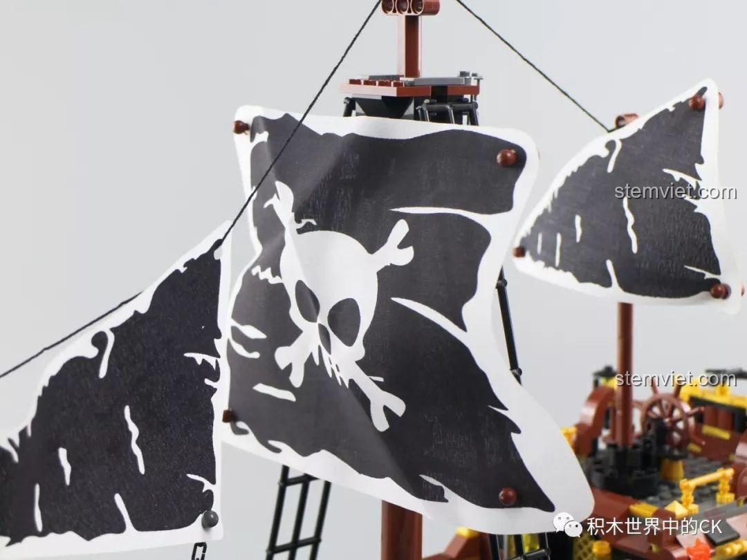 Cận cảnh cột buồm và thang dây của mô hình đồ chơi lắp ghép Tàu Hải Tặc Zhe Gao QL1800, với các chi tiết móc nối.