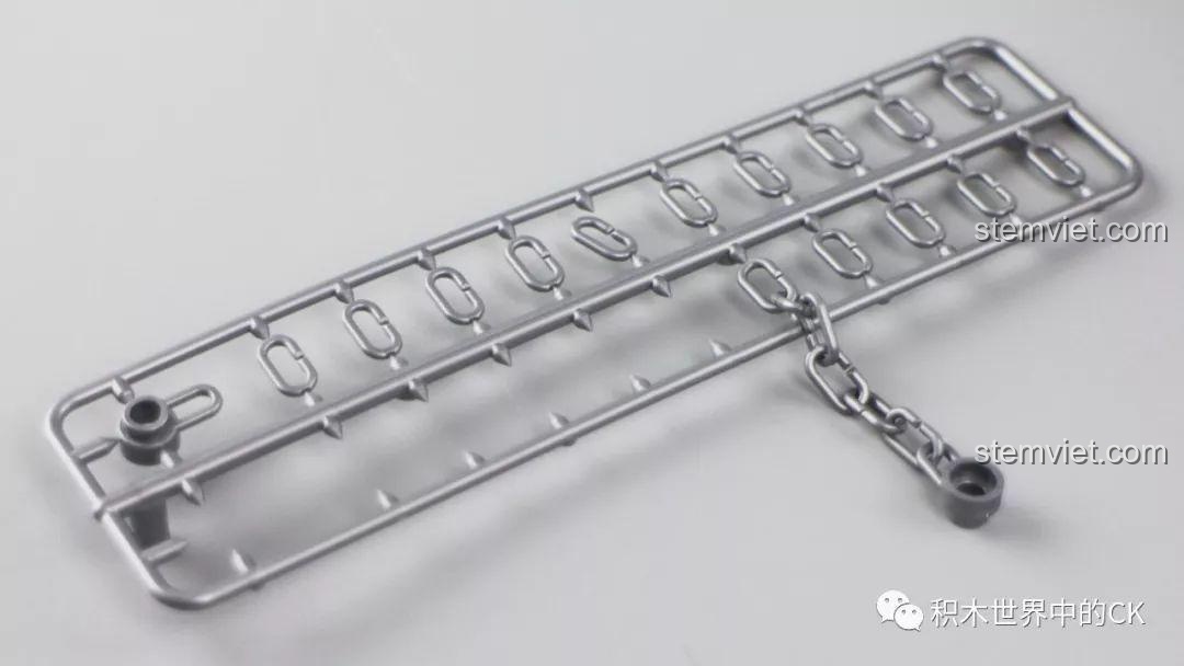 Chi tiết dây xích và neo của bộ lắp ghép Tàu Hải Tặc Zhe Gao QL1800, thể hiện sự tinh xảo trong thiết kế.