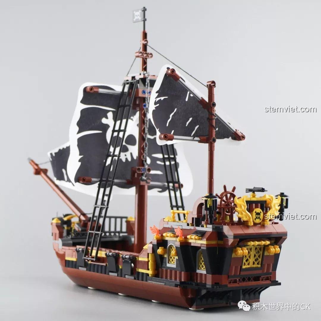 Góc nhìn phía sau và nghiêng của mô hình đồ chơi xếp hình Tàu Hải Tặc Zhe Gao QL1800, làm nổi bật chi tiết đuôi tàu.