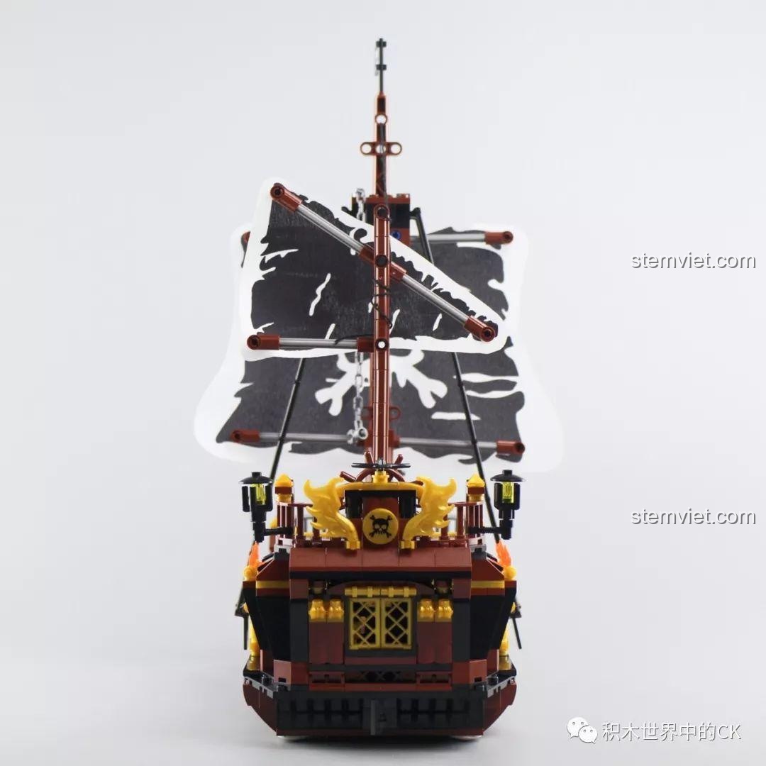 Mô hình đồ chơi lắp ghép Tàu Hải Tặc Zhe Gao QL1800 nhìn trực diện từ đuôi tàu, với bánh lái và các chi tiết trang trí.