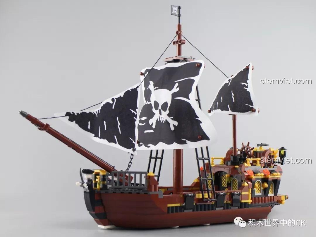 Mô hình đồ chơi lắp ghép Tàu Hải Tặc Zhe Gao QL1800 hoàn chỉnh nhìn từ góc nghiêng, với cánh buồm và cột buồm cao vút.