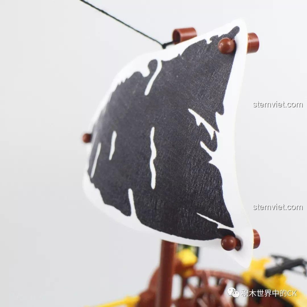 Mô hình đồ chơi xếp hình Tàu Hải Tặc Zhe Gao QL1800 đã hoàn thành, cùng với các nhân vật minifigures đứng cạnh.